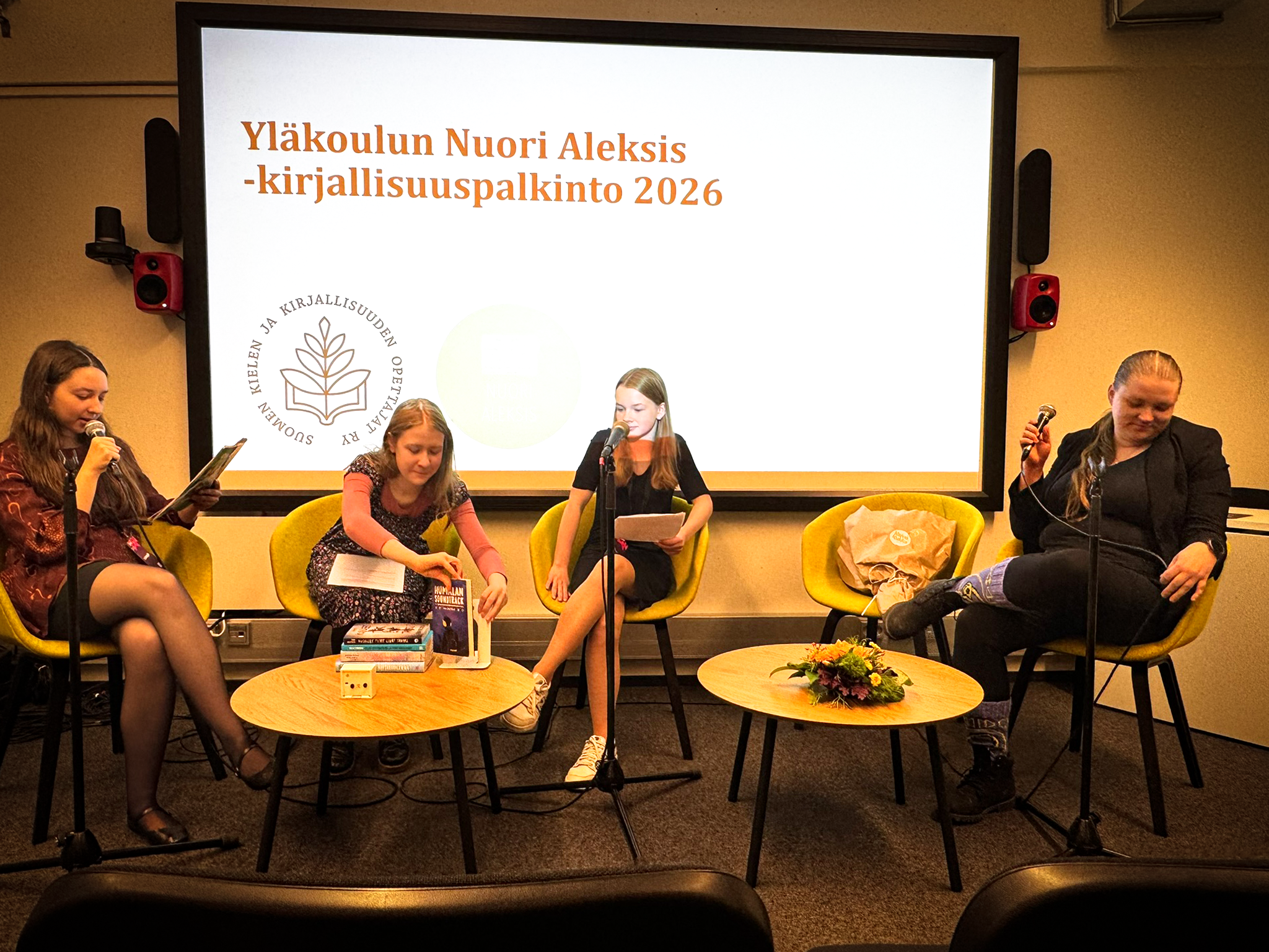 Noored intervjueerimas Tiia Mattilat pärast auhinnasaaja väljakuulutamist