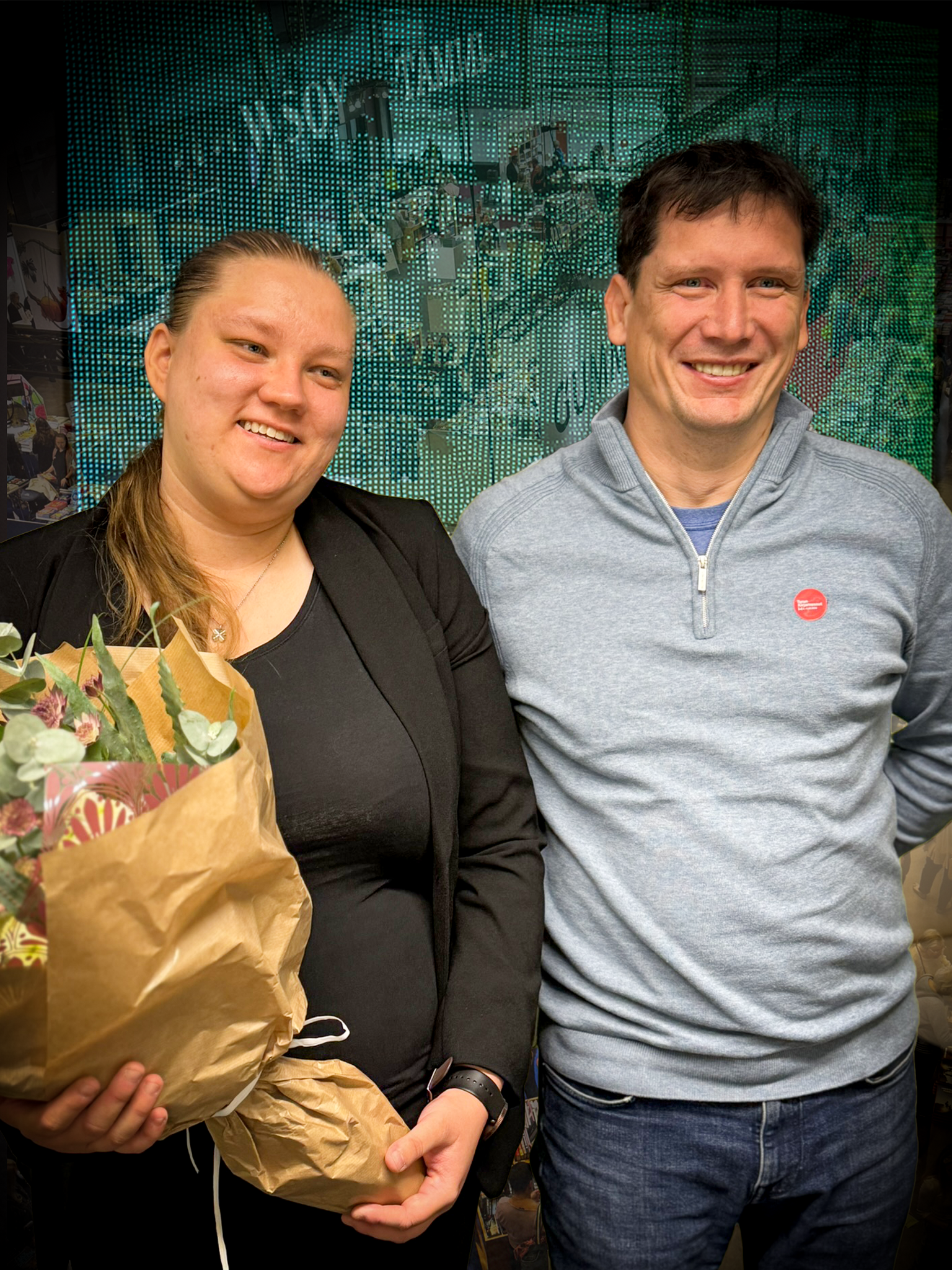 Kirjastuse juht Lauri Juursoo kirjandusauhinna laureaadi Tiia Mattilaga